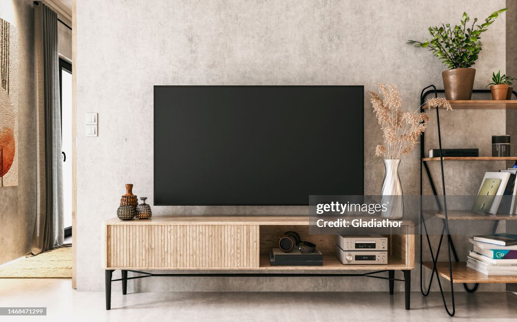 Ein nostalgisches Retro-Wohnzimmer mit einem Fernseher auf einem Schrank und Bücherregalen vor einer strukturierten grauen Gipswand
