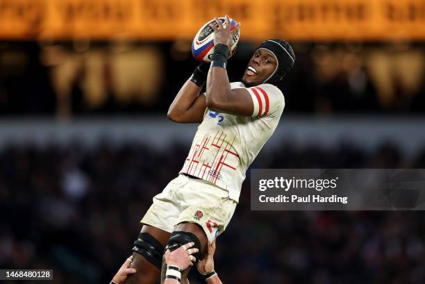 Maro Itoje of England wins a lineout during the Six Nations Rugby match between England and Italy at Twickenham Stadium on February 12, 2023 in...