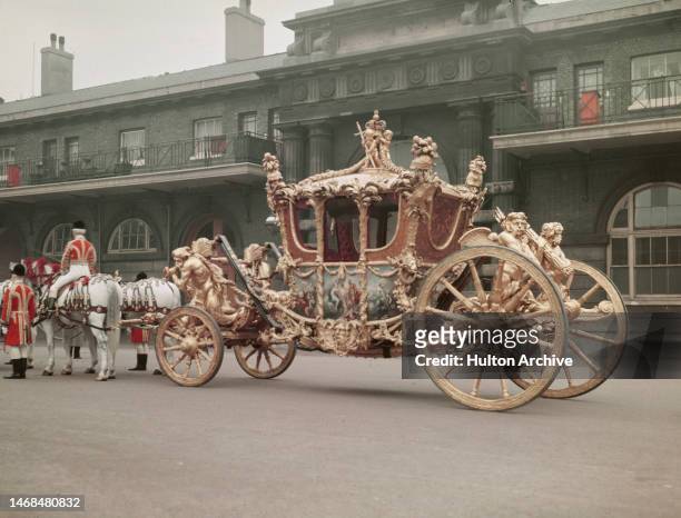 117 Royal Horse Drawn Coach Photos and Premium High Res Pictures - Getty  Images