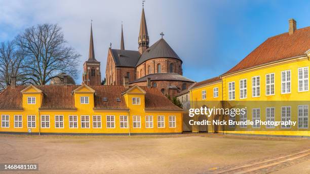 roskilde cathedral, roskilde, denmark. - roskilde dinamarca - fotografias e filmes do acervo