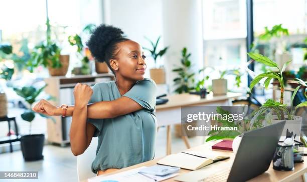 bürodehnung, schwarze frau lächeln und web-business-mitarbeiter bereit für die arbeit. arbeiter, digitaler kreativer autor und schreibtischjob eines online-content-erstellers mit armstreckung gefühl der entspannung bei der arbeit - resilienz stock-fotos und bilder