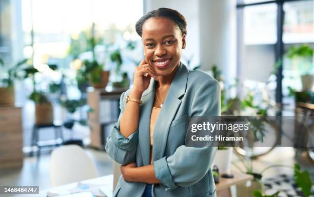 retrato da mulher negra em startup de escritório para eco friendly, missão verde e sucesso empresarial sustentável. rosto do empregado profissional, chefe ou gerente para liderança, estratégia de crescimento e valores - female likeness - fotografias e filmes do acervo