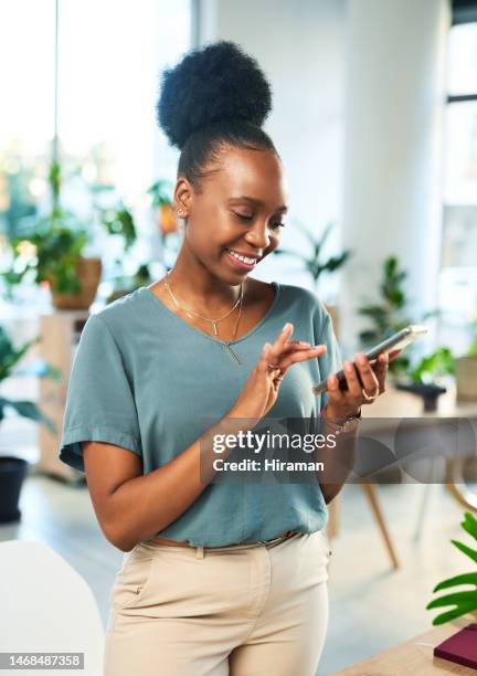 telefono, mani o donna nera cercano nell'ufficio di avvio contenuti di social media, networking o blog di lettura. sito web, sorriso felice o ragazza con smartphone per la comunicazione, notizie su internet o app mobile - happy smile with phone foto e immagini stock