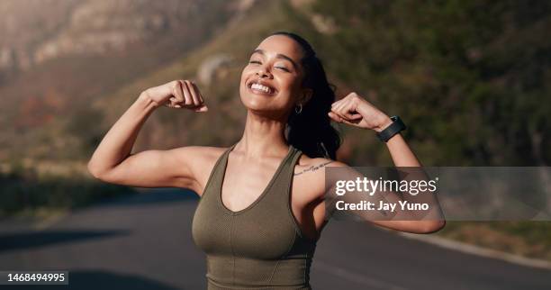 fitness, fuerte y mujer con músculo, feliz al aire libre con corredor y cardio con sonrisa, estilo de vida saludable y activo. correr, hacer ejercicio y entrenamiento corporal, flexionar bíceps y brazos con deportes en la ciudad - flexionar los músculos fotografías e imágenes de stock