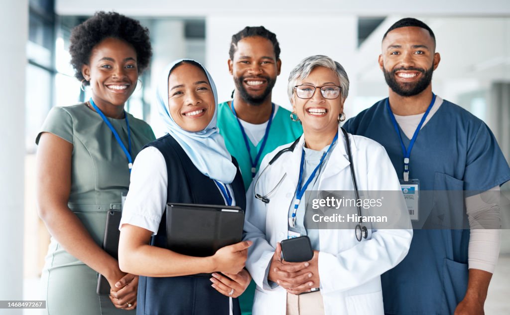 Porträt, Vielfalt und glückliches Ärzteteam mit Teamarbeit begeistert, positiv und stolz in einem Krankenhaus oder einer Klinik. Gruppe, medizinisches Fachpersonal und Medizin oder medizinische Experten in Einheit