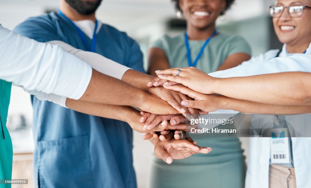 Mano unita di medici e infermieri nel lavoro di squadra sanitario, solidarietà e sostegno nella diversità ospedaliera. Flusso di lavoro di personale medico, personale o dipendenti in mano stack obiettivo per una forza lavoro clinica felice