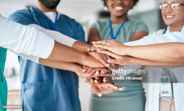 mano unita di medici e infermieri nel lavoro di squadra sanitario, solidarietà e sostegno nella diversità ospedaliera. flusso di lavoro di personale medico, personale o dipendenti in mano stack obiettivo per una forza lavoro clinica felice - infermiere foto e immagini stock