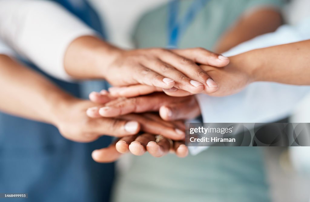 Mãos juntas, pessoas de negócios e formação de equipes para a missão da empresa, colaboração em projetos e suporte em grupo. Solidariedade de funcionários ou funcionários, sinal de pilha de mãos e círculo de diversidade para metas de trabalho em
