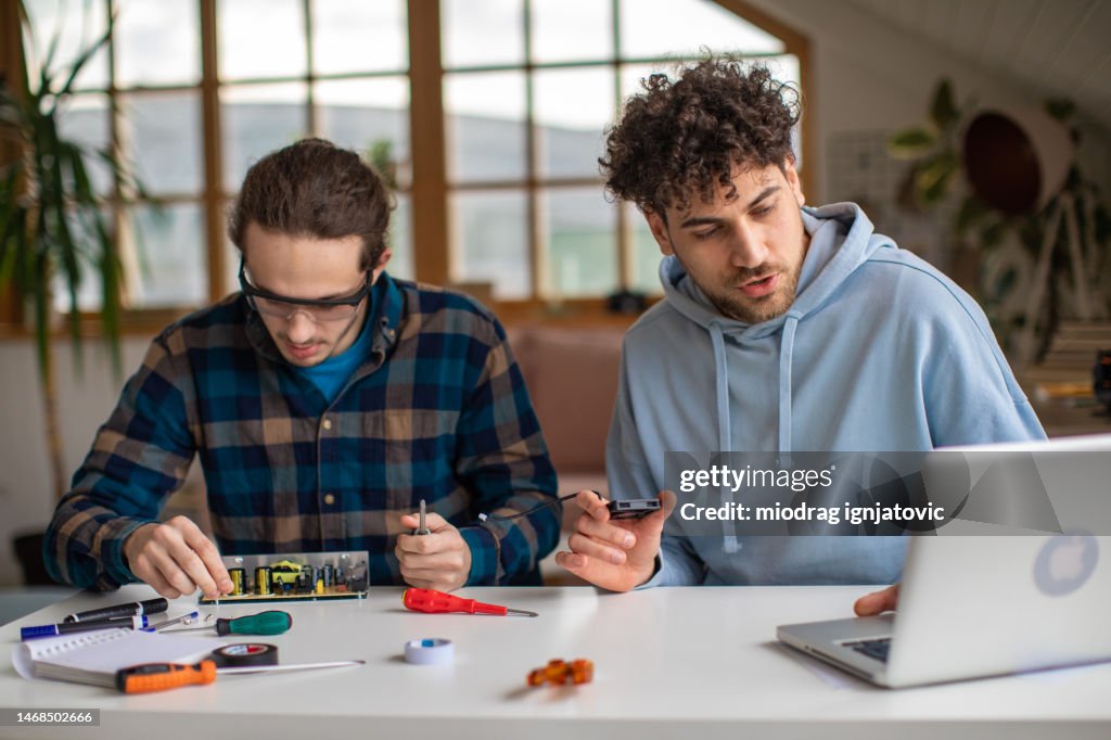 Future engineers studying together