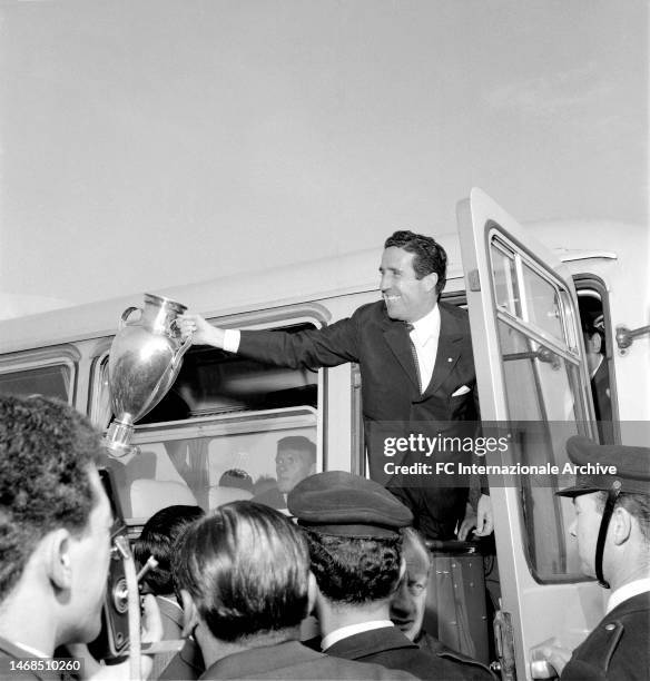 Milan, Linate Airport - - Helenio Herrera of FC Internazionale with the Champions Cup won against Real Madrid in Vienna