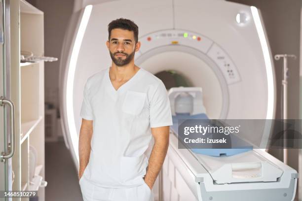 portrait d’un médecin confiant dans la salle d’examen médical - blouse dexamen médical photos et images de collection