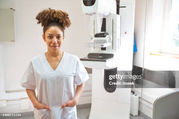 giovane infermiera in piedi nella sala d'esame - mammografia foto e immagini stock