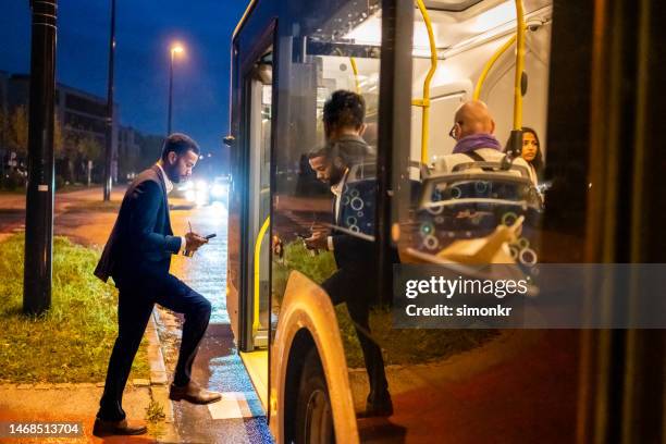 einsteigen in den bus - boarding a bus stock-fotos und bilder