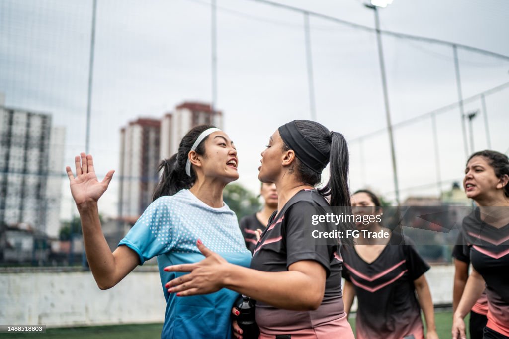 Jogadoras de futebol discutindo e brigando durante partida