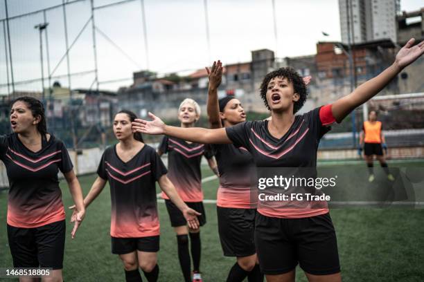 seleção feminina de futebol reclama em campo - foul sports - fotografias e filmes do acervo