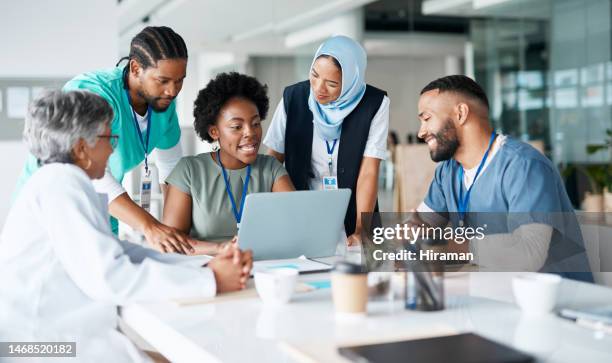 teamarbeit, treffen und beratung mit ärzten und laptop für medizin, überprüfung und gesundheitswesen. medizin, technik und internet mit personenkreis für zusammenarbeit, vielfalt oder unterstützung im krankenhaus - african american mentor stock-fotos und bilder