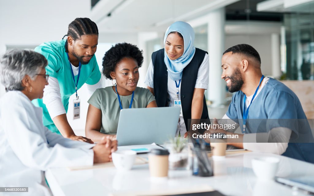 Teamarbeit, Planung und Treffen mit Ärzten und Laptop für Medizin, Überprüfung und Gesundheitswesen. Medizin, Technik und Internet mit einer Gruppe von Menschen für Zusammenarbeit, Vielfalt und Unterstützung im Krankenhaus
