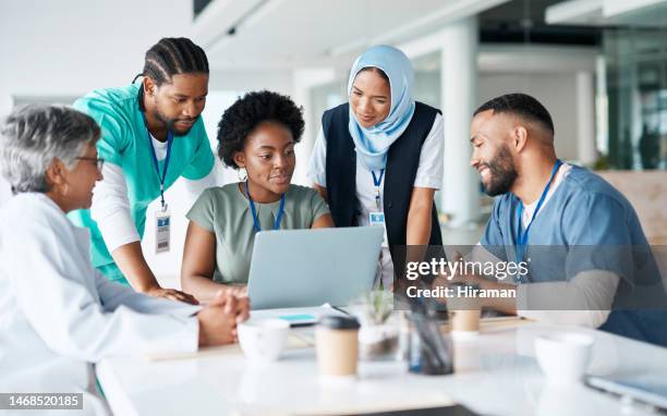 lavoro di squadra, pianificazione e incontro con medici e laptop per medici, revisioni e assistenza sanitaria. medicina, tecnologia e internet con gruppi di persone per la collaborazione, la diversità e il supporto in ospedale - group analysis foto e immagini stock