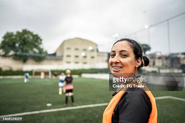 portrait of a golie in the field - club football stock pictures, royalty-free photos & images