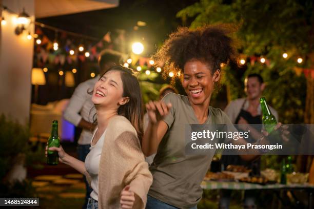 fun friends having a dinner party in front of their house at night. - women of penthouse - fotografias e filmes do acervo