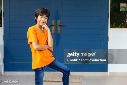 Portrait de garçon asiatique devant sa maison. Portrait de garçon asiatique devant sa maison.