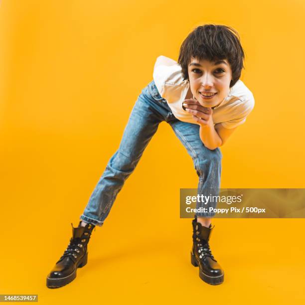 portrait of young confident woman leaning towards and smiling at - dichterbij komen stockfoto's en -beelden