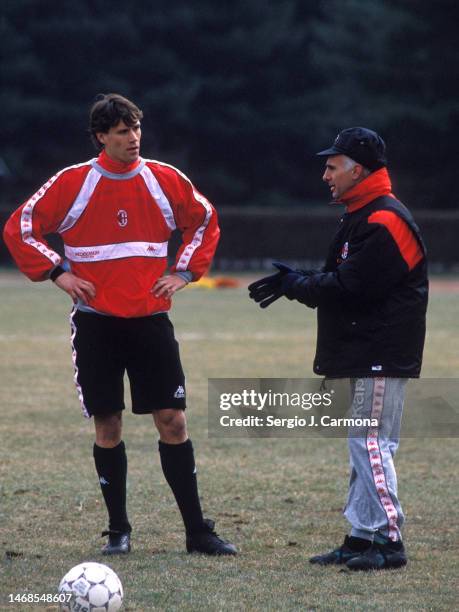 Coach Arrigo Sacchi talks with Marco Van Basten of A.C. Milan during a training session at AC Milan's Centro Sportivo on December 1988 in Milan,...