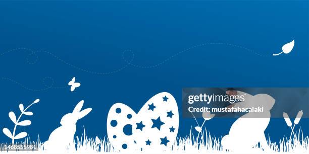 blauer frühlingshintergrund mit osterhasen - adorable bunnies stock-grafiken, -clipart, -cartoons und -symbole