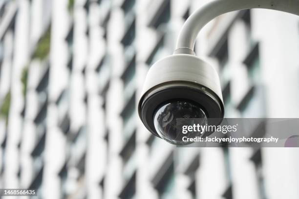 security camera on building - bewakingscamera stockfoto's en -beelden