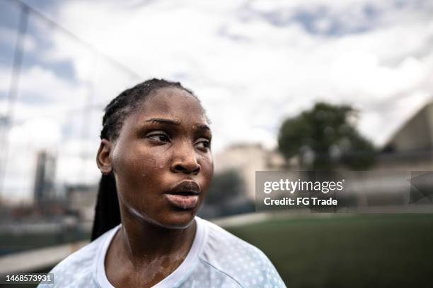 verschwitzte fußballerin auf dem feld - african american women wet stock-fotos und bilder