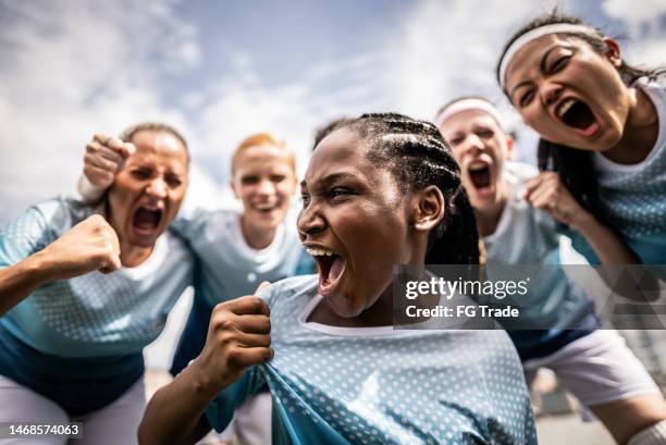 ritratto di una squadra di calcio femminile che festeggia - posizione sportiva foto e immagini stock