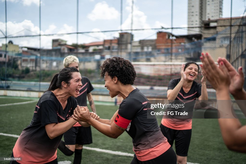 La capitana del equipo de fútbol femenino anima a su colega antes del partido