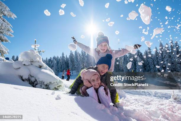 pirámide de los niños - funny snow skiing fotografías e imágenes de stock