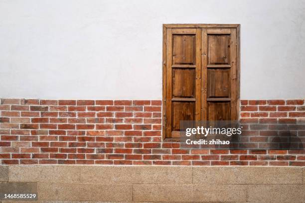 wall with windows closed - chinese window pattern stockfoto's en -beelden