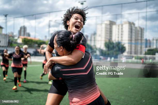 female soccer team celebrating - competition winner imagens e fotografias de stock