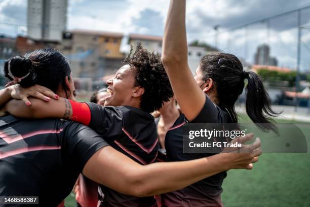 frauenfußballmannschaft feiert - soccer uniform stock-fotos und bilder