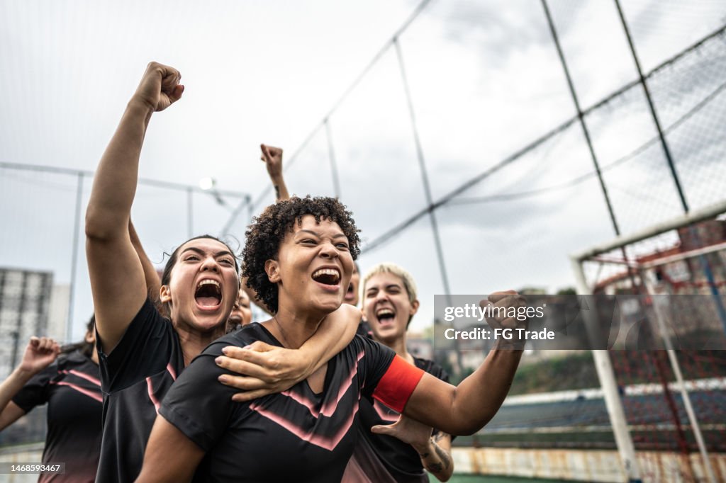 Feliz equipo de fútbol femenino celebrando