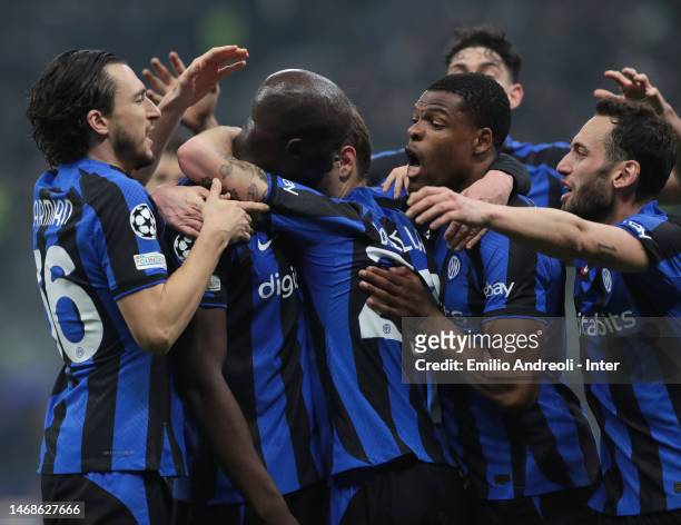 Romelu Lukaku of FC Internazionale celebrates with teammates after scoring their team's first goal during the UEFA Champions League round of 16 leg...