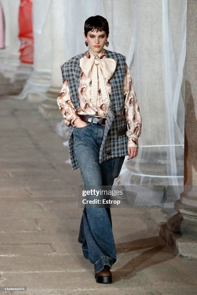a-model-walks-the-runway-at-the-etro-fashion-show-during-the-milan-fashion-week-womenswear.jpg
