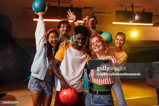 selfie di squadra - ten pin bowling foto e immagini stock