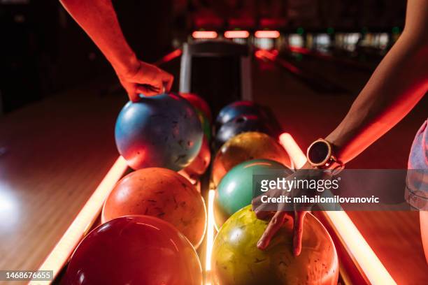 nimm einen ball - bowling stock-fotos und bilder
