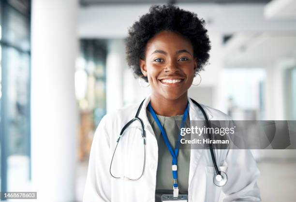 portrait d’une femme médecin noire heureuse de l’opportunité de stage, de la carrière en soins de santé et des valeurs hospitalières. visage ou photo de la tête d’un jeune travailleur médical, cardiologue ou personne ayant des services cliniqu - étudiant en médecine photos et images de collection