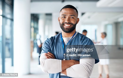 Infermiera, impiegata ospedaliera e ritratto di uomo nero in una sanità, benessere e clinica che si sente orgogliosa. Felice, sorridente e medico in una struttura medica con felicità dalla visione e dal successo sul posto di lavoro Infermiera, impiegata ospedaliera e ritratto di uomo nero in una sanità, benessere e clinica che si sente orgogliosa. Felice, sorridente e medico in una struttura medica con felicità dalla visione e dal successo sul posto di lavoro
