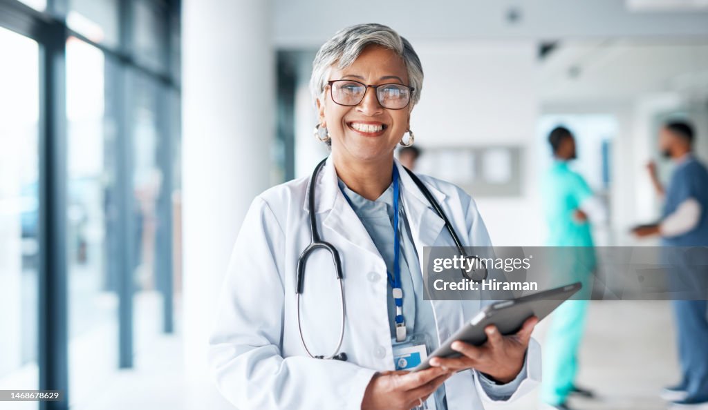 Porträt, Gesundheitswesen und Tablet mit einer Ärztin, die in einem Krankenhaus für Forschung oder Innovation arbeitet. Medizin, Versicherung und Internet mit einer Ärztin in einer Klinik