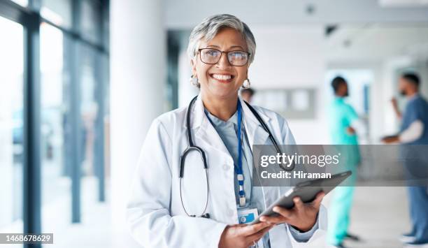 porträt, gesundheitswesen und tablet mit einer ärztin, die in einem krankenhaus für forschung oder innovation arbeitet. medizin, versicherung und internet mit einer ärztin in einer klinik - frau sorgen 45 jahre stock-fotos und bilder