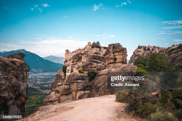 uno de los 24 monasterios cerca de kalabaka - griego ortodoxo fotografías e imágenes de stock