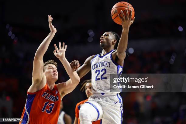 Cason Wallace of the Kentucky Wildcats shoots the ball against Aleks Szymczyk of the Florida Gators during the second half of a game at the Stephen...