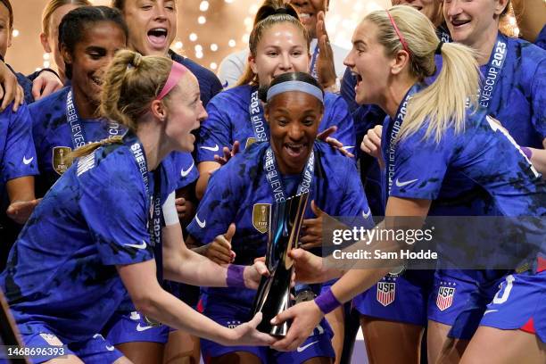 Becky Sauerbrunn, Crystal Dunn and Lindsey Horan of the United States hoist the trophy with their teammates after defeating Brazil in the 2023...