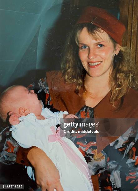 mutter mit baby in den achtziger jahren - 1970's long hair stock-fotos und bilder