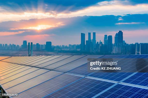 shanghai bund horizonte histórico, ecológico de energia renováveis instalação de painel solar - solar energy - fotografias e filmes do acervo